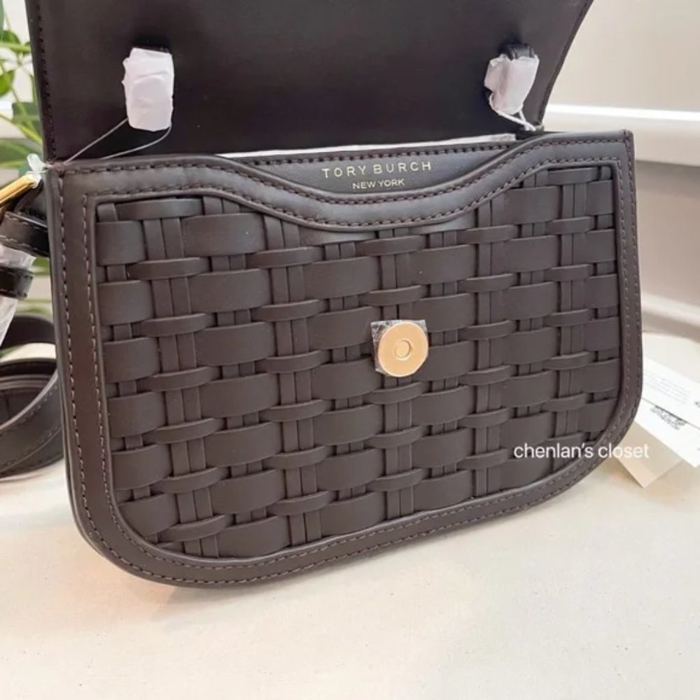✨🎀NeW! Tory Burch Britten Woven Small Saddle Bag - Picture 5 of 14